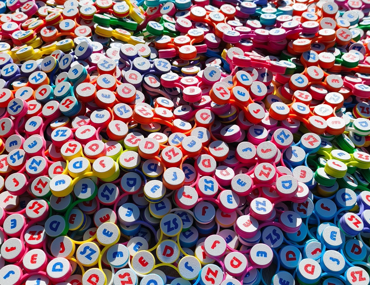 Összeszerelt színes EDFSZ fidget spinnerek részletfotója