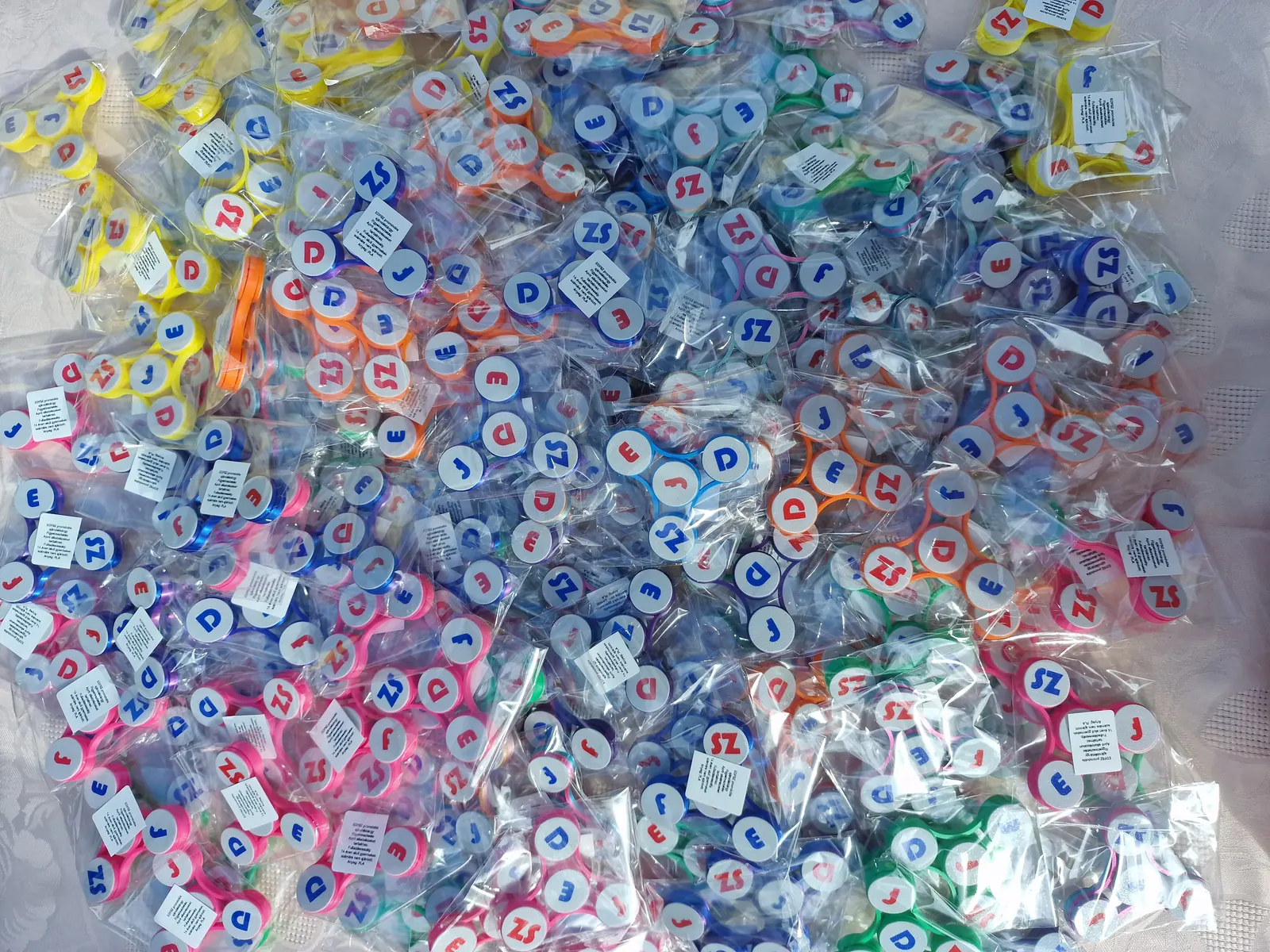 Színes fidget spinnerek csomagolva